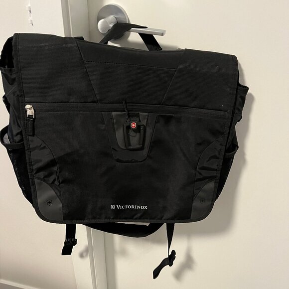 Victorinox Swiss Army Messenger Laptop Bag - Picture 1 of 7